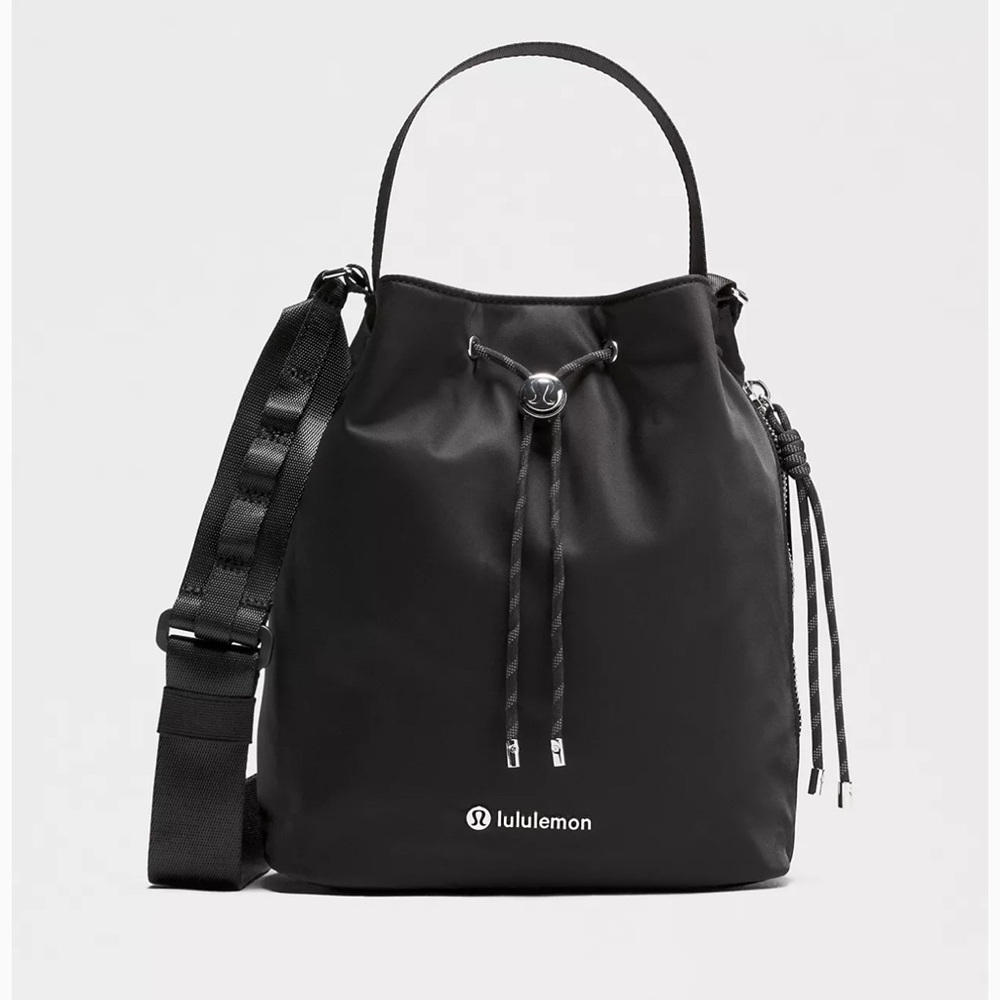 Lululemon Drawstring Bucket Crossbody Bag 5L OS in Black
Purse